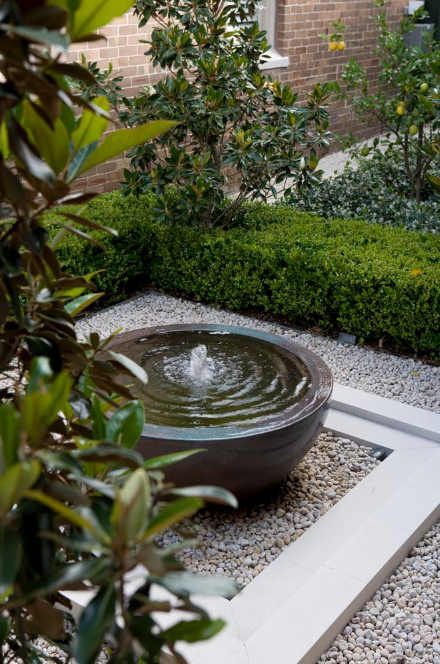 Love this water fountain photo. Like the use of a shorter pot.  desiretoinspire.net – Jewel box garden