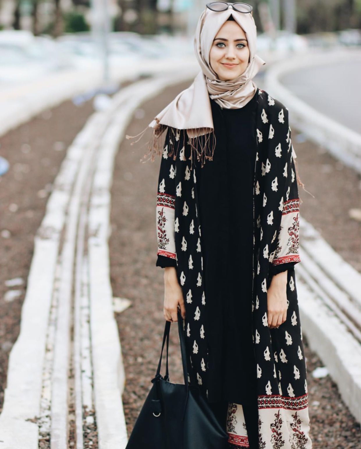 Мусульманская мода. Хиджаб Абая 2021 мода. Хиджаб Фешион. Hijab Moda 2020 одежда Повседневная. Стиль мусульманки хиджаб Фешион.