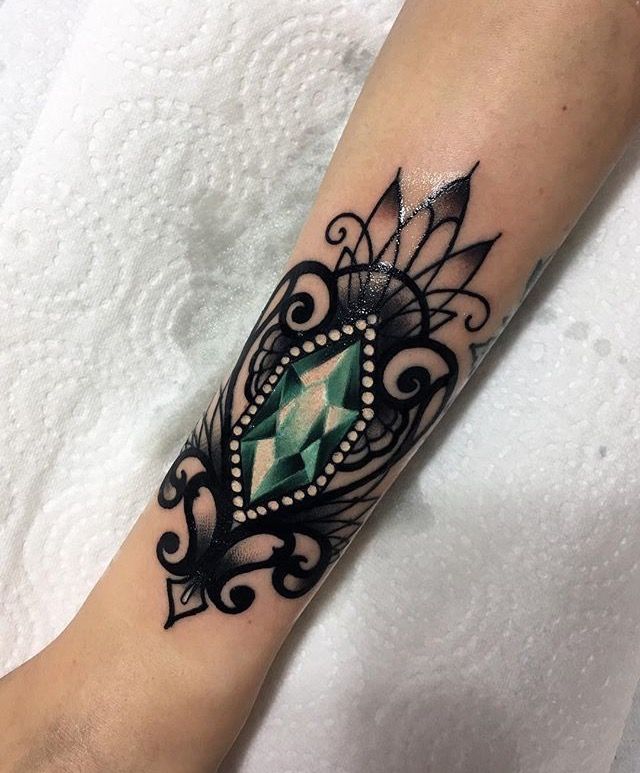 A faceted jewel & lace tattoo. This is Gorgeous! I love this! It also shows my favorite color, Green!! I SSSSOOOOOO WANT THIS!!