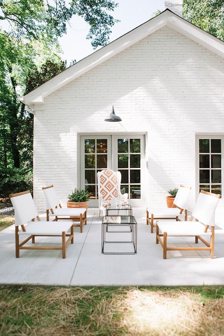 An open & airy outdoor patio | Image via Style Me Pretty
