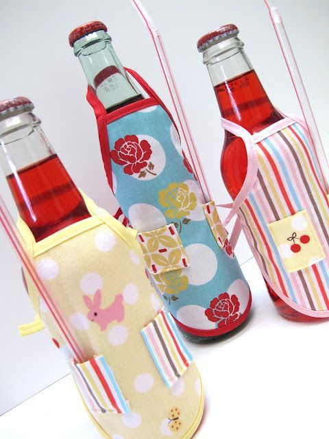 Apron Bottle Covers Sewing Tutorial – super cute little addition to gifting a bottle of homemade vanilla or anything else.