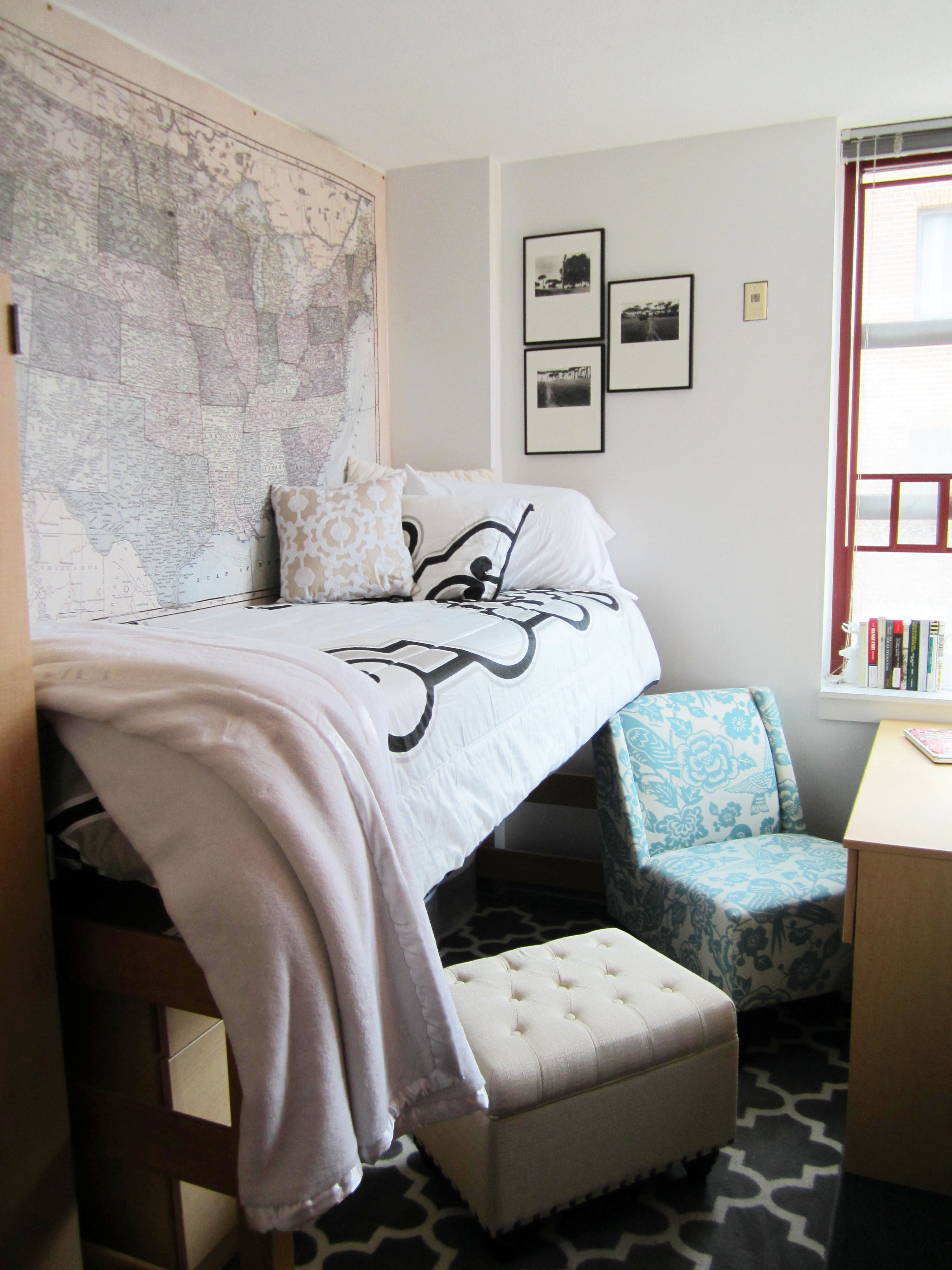 Looooove the map on the wall! College Dorm Room Decor! // dorm room inspiration