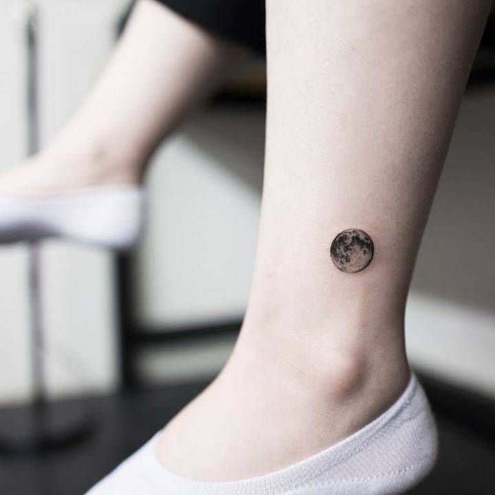 Resultado de imagen de simple moon tattoo