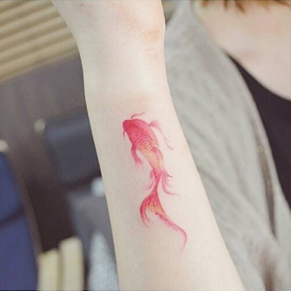 Tatuaje de un pez Koi de estilo acuarela en el antebrazo derecho. Artista tatuador: Banul