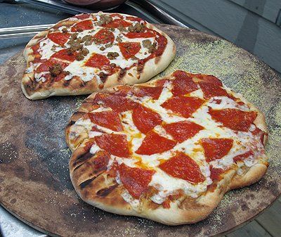 Pizza on the grill. I don’t have a gas grill so I must borrow mom’s to try this. Looks too yummy :-)