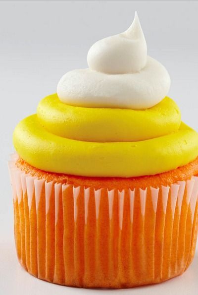 We love this creative candy corn inspired cupcake recipe for the fall — YUM!