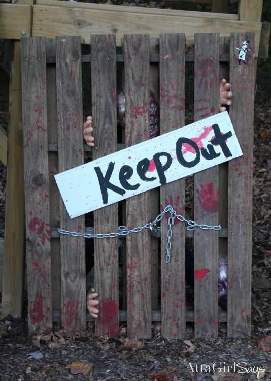 22 Superb Halloween Decorations Using Pallet Wood, Wooden Pumpkins... -   22 halloween decor people
 ideas