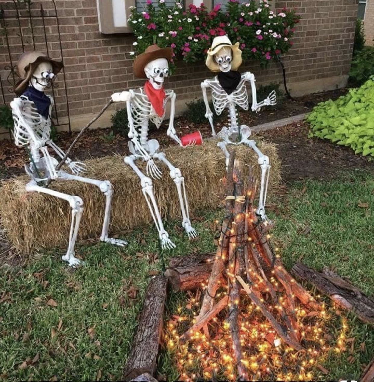 Cute idea for outside Halloween decor -   22 halloween decor people
 ideas