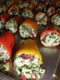 Peppers stuffed with ricotta, turkey bacon and spinach. (21 day fix recipe ideas!) -- need to figure out the containers for this recipe -   24 21 day turkey
 ideas