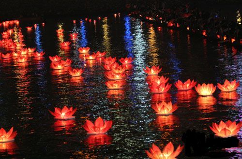 if you have any body of water near your wedding, these floating paper lanterns would be amazing! maybe change the color of the lantern to a more neutral color, whatever colors are in your wedding palate! :) -   25 floating garden water
 ideas