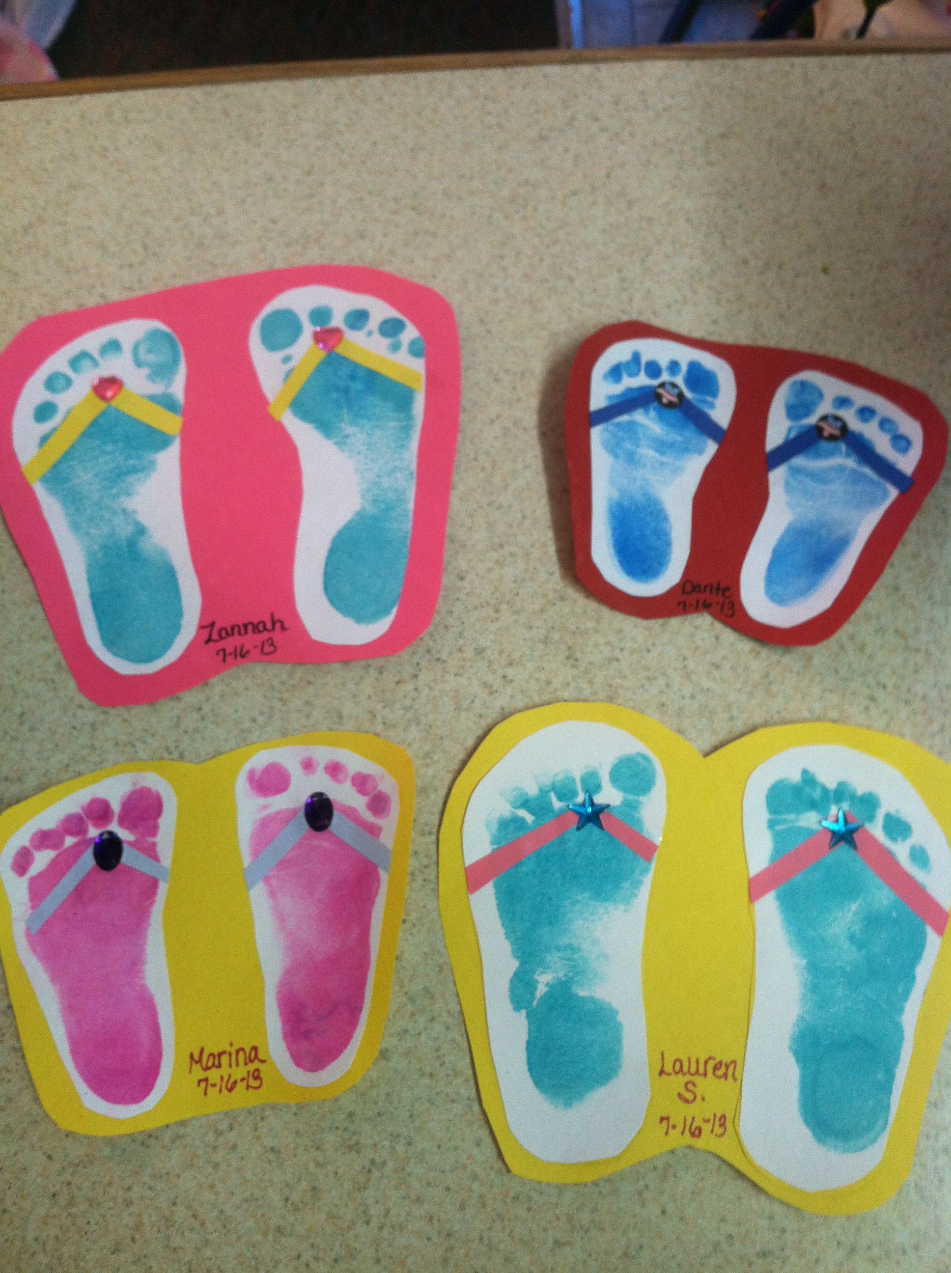 voetafdrukken van de kinderen, op karton plakken en een draadje wol of chenilledraad erdoor.....Slippers! -   21 handprint beach crafts
 ideas