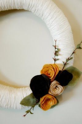 DIY yarn wreath and felt flowers- foam wreath, thin yarn, felt, I think I can do this.... -   22 thin yarn crafts
 ideas