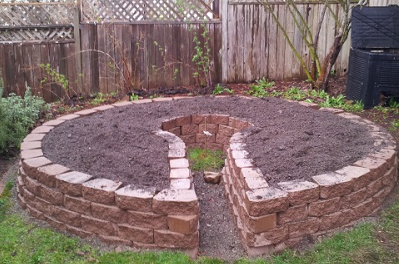 How to build a keyhole garden, step by step- for a later date perhaps. -   24 garden steps fun
 ideas