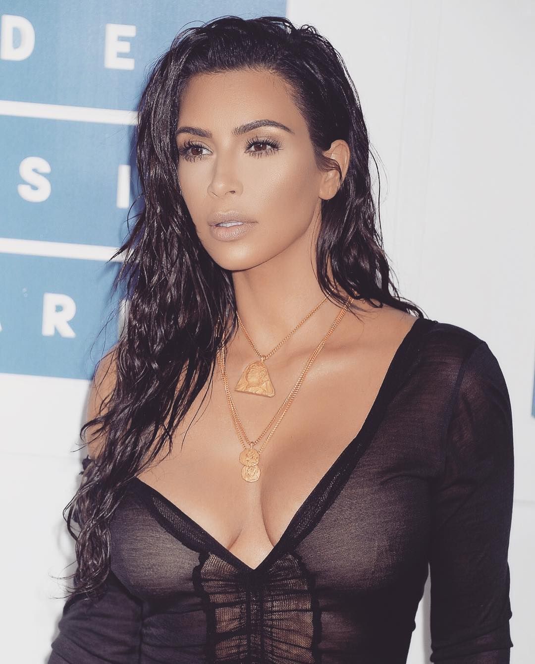 Love Kim Kardashian's wet beachy glam hairstyle. -   23 kardashian style hairstyles ideas