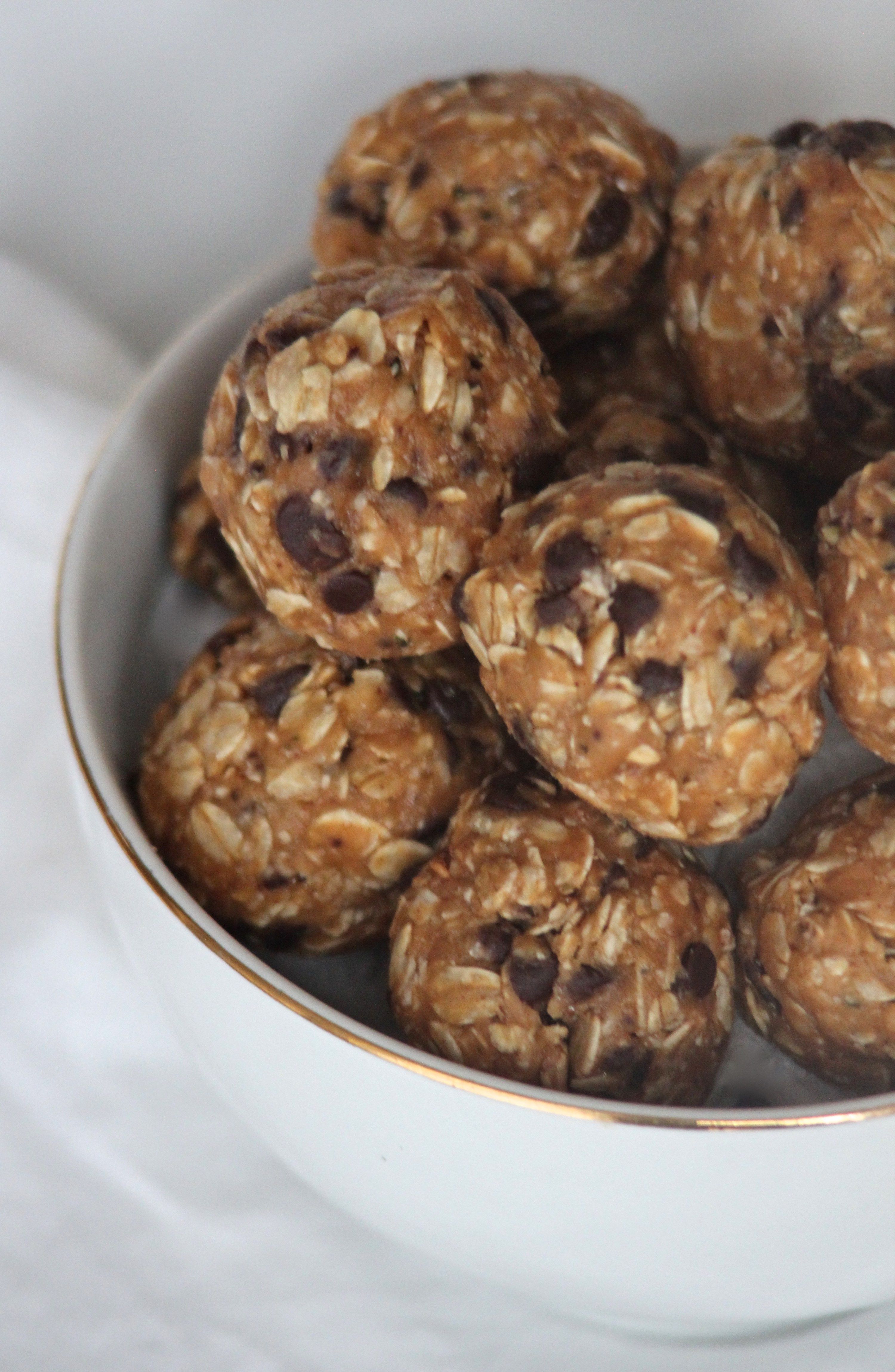 4 ingredient peanut butter oatmeal chocolate chip energy bites (only 100 calories and 7g of sugar per bite!) -   21 fitness food chocolate chips
 ideas