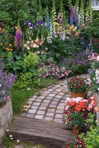 20 Amazing Garden Path and Walkway Ideas Will Inspire You -   21 pallet garden walkway
 ideas