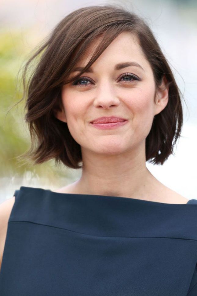 Sideswept: If you’ve been rocking a center part for a few years, try changing it up with a side part. Sweep your strands to one side and tuck your wispy bangs for a new look. -   22 french style short hair
 ideas