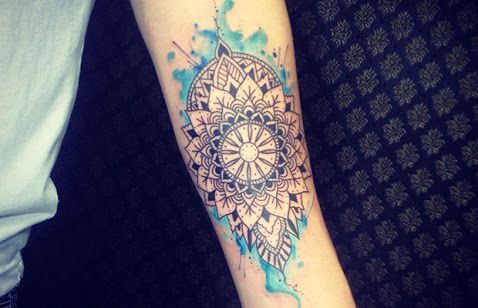 23 Tatuajes para la mano que te puedes hacer con Henna -   22 mandala tattoo acuarela ideas