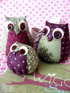 Hoooo doesn't love owls? (excuse the pun) These quick and cute owls are great for beginners and would make darling (and cheap!) Christmas gifts. -   24 fabric owl crafts
 ideas