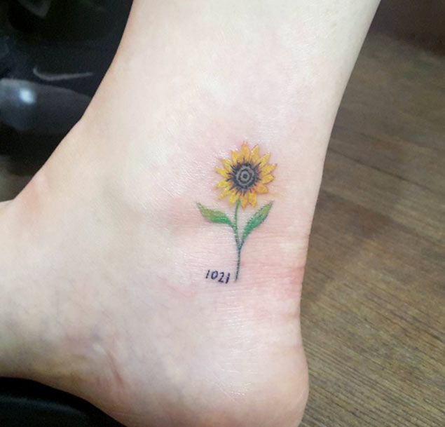 25 outer ankle tattoo
 ideas