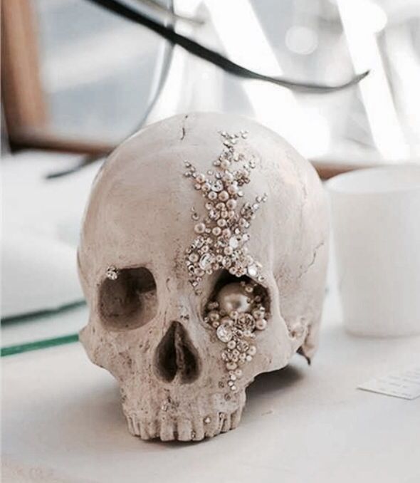 Skull with pearls-so edgy and boho love it -   22 boho halloween decor
 ideas