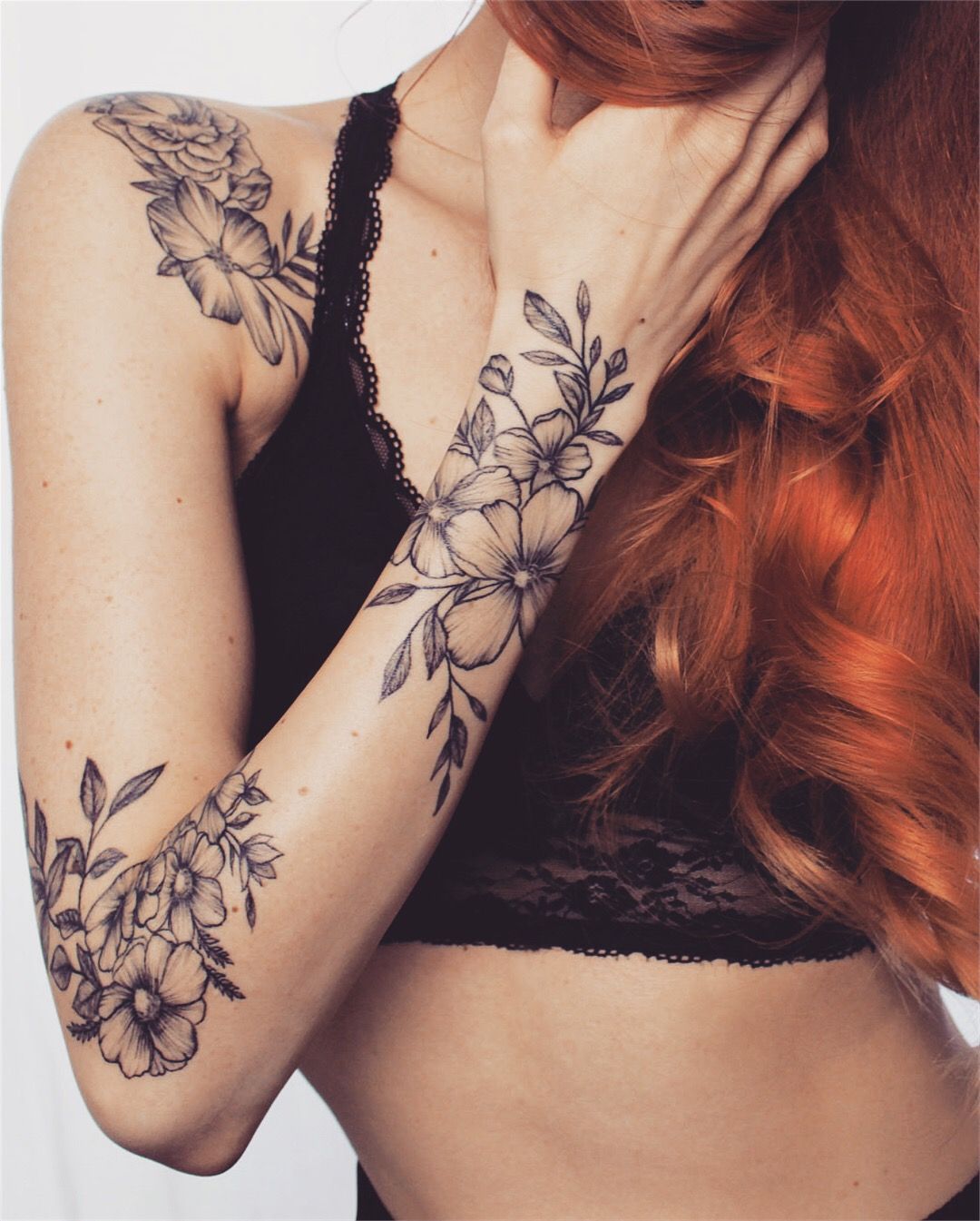 Dat bovenste stukje op haar hand zoiets wil ik bovenaan mijn schouder met kleine bloemetjes -   22 tattoo arm
 ideas