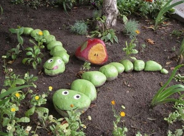 55 DIY Garden Ideas that are Certified Eye CatchersIf you’re looking for yard or outdoor inspirations for spicing up your home, I’ve decided to gather the most artistic garden projects for you. It comes in many ideas! From using recycled materials, to the use of wood, pebbles, glass… -   24 recycled garden art
 ideas