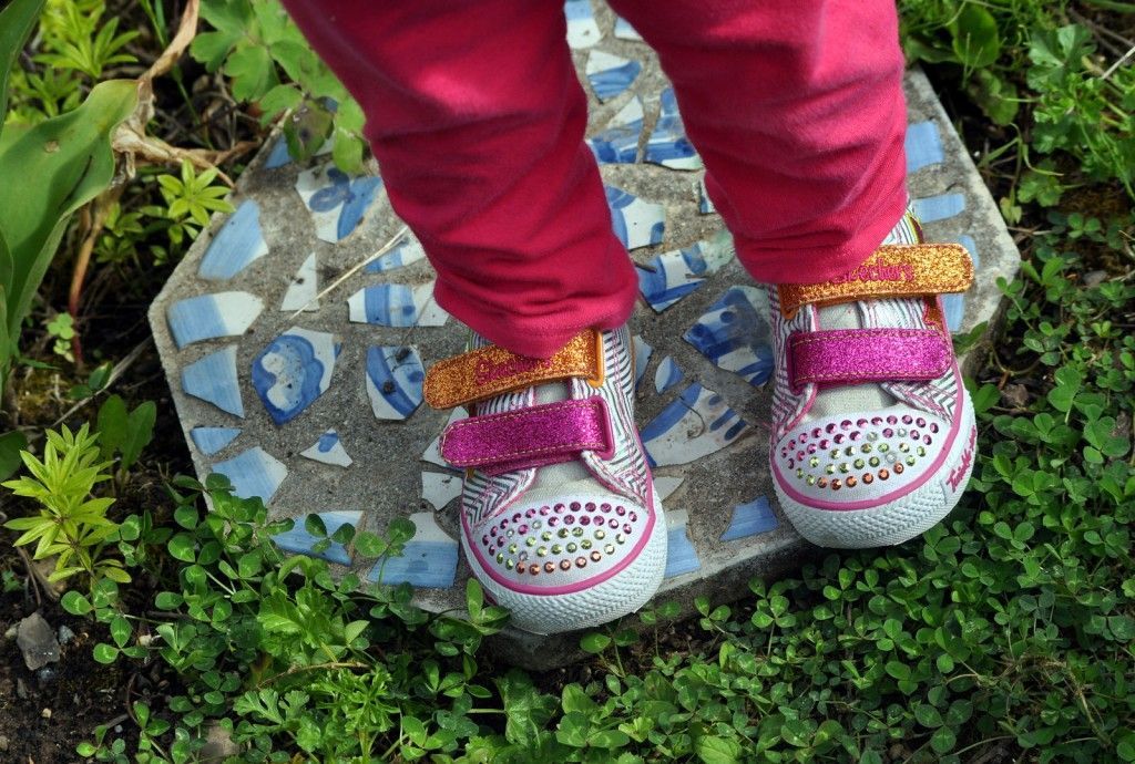 How to Make a Garden Stepping Stone -   25 garden stones broken china
 ideas