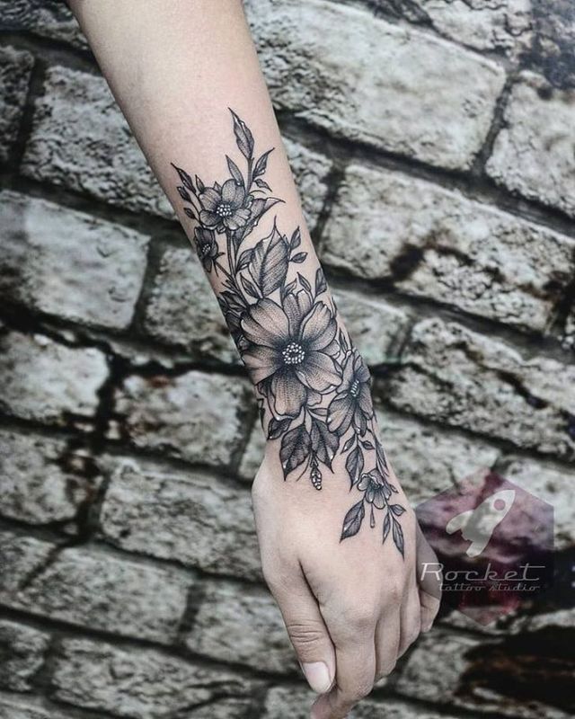 TATUAGENS FEMININAS NA M?O | Isabella Oliveira -   14 floral forearm tattoo
 ideas