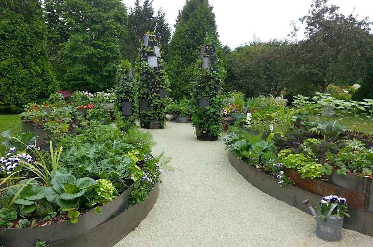 Foodscaping is a trend taking off in yards around the world. From style and structure to plant choice, follow these tips for a perfectly-planned edible garden. -   22 urban garden plans
 ideas