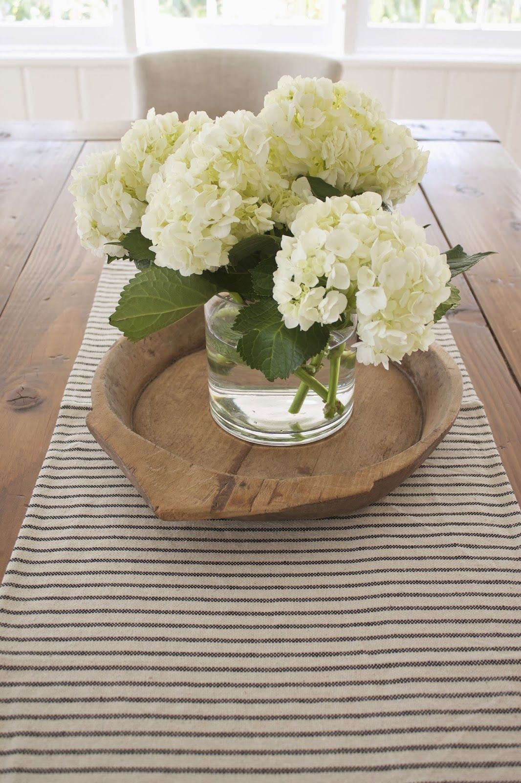 Nothing like a big hydrangea bunch on the table top -   24 dining decor table
 ideas