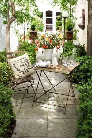 Kleine, winzige Terrasse, wie in einem geheimen Garten. von alyssa -   24 small courtyard garden
 ideas