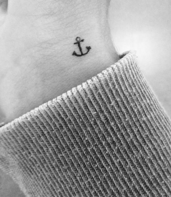 Trending in tattooland? Hele kleine tattoos. En dat mag je h??l letterlijk nemen: van ??n minuscuul puntje tot een schattige pijl of minihartje: less is more. #beautytatoos -   25 little anchor tattoo
 ideas