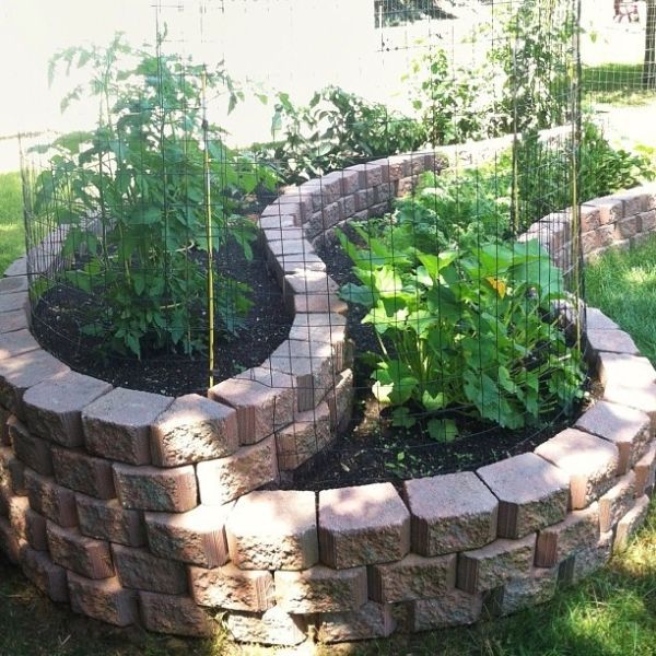 Beautiful curved raised bed garden using Landscape 