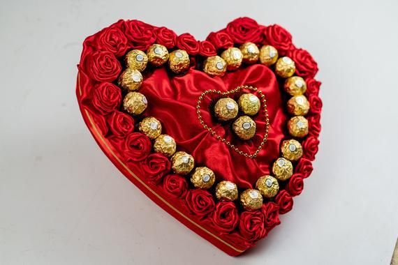 Valentine Sweetheart Present, Ferrero Rocher sweet, romantic style, valentine accessories, marriage -   12 romantic style sweets
 ideas