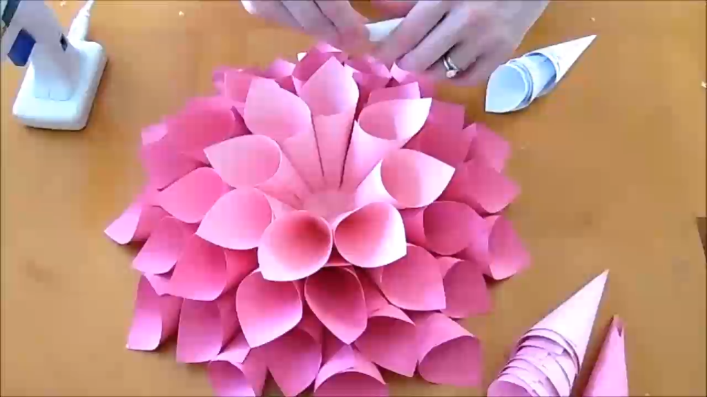 DIY Giant Dahlia Paper Flowers: How to Make Large Paper Dahlias -   20 diy projects Videos paper
 ideas