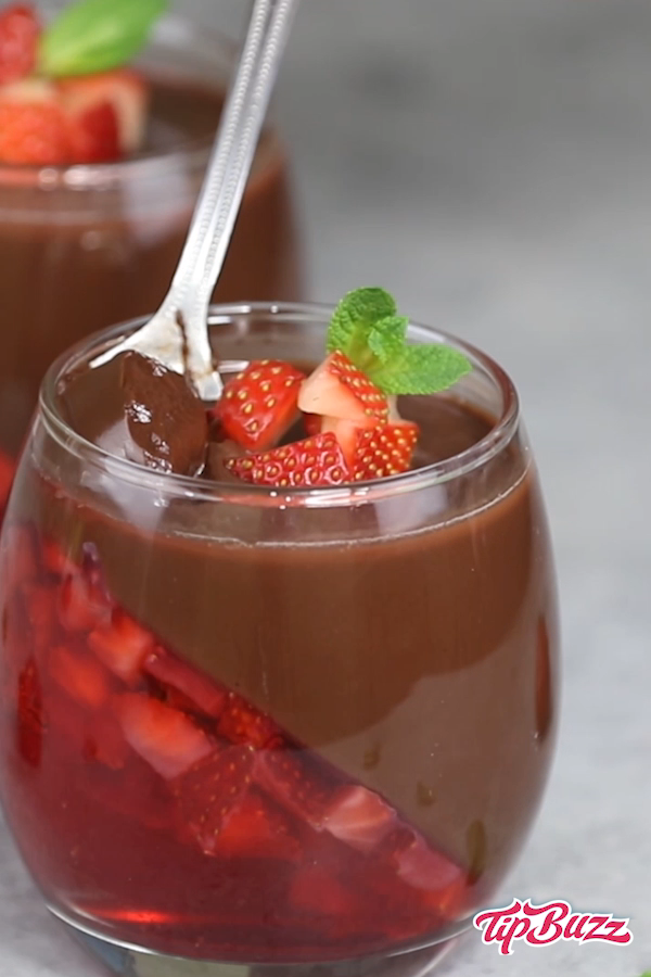 Strawberry Chocolate Mousse -   7 desserts Birthday delicious food
 ideas