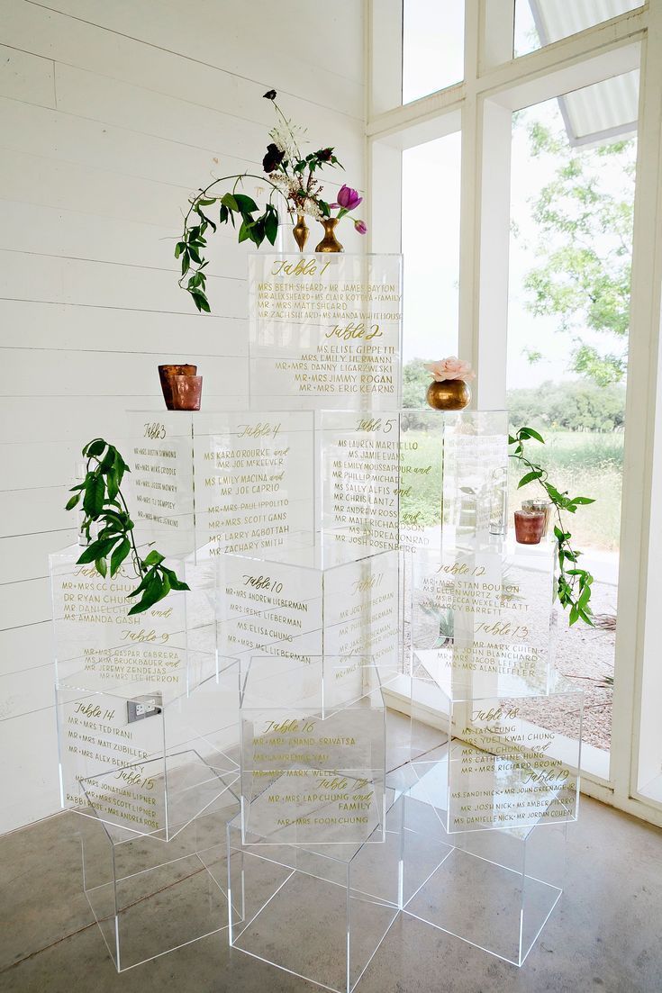 Lucite :: Cubes + Panels -   14 wedding Table assignments ideas