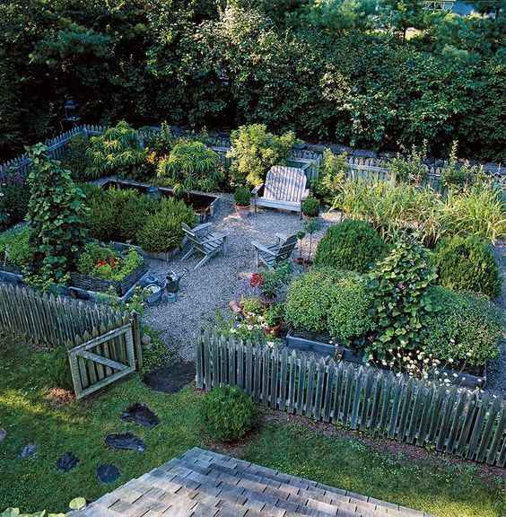 What's the Difference Between a Kitchen Garden and a Regular Vegetable Garden? -   19 garden design Vegetable fence ideas