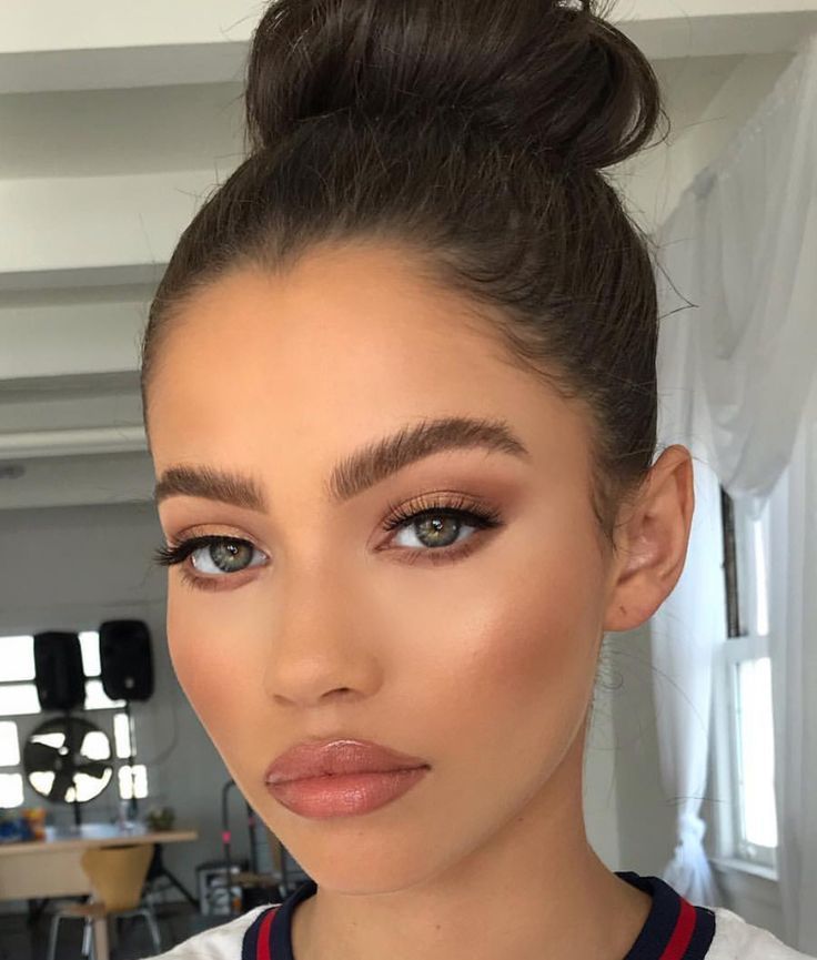Beautiful summer glam makeup look with natural eyebrows and lipgloss. High bun hair style. By @linamourey on Instagram -   12 makeup Naturales cejas ideas