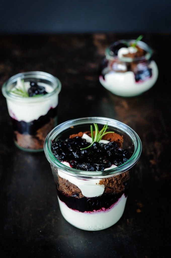 Dessert im Glas: Brownie Blaubeer-Rosmarin-Kompott und Vanille-Mascarpone-Creme -   16 weihnachts desserts Im Glas ideas