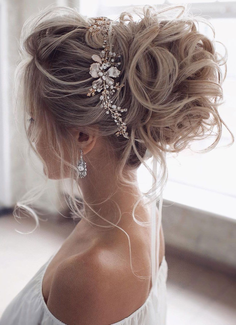 Gorgeous & Super-Chic Hairstyle That's Breathtaking -   18 hairstyles Bun messy ideas