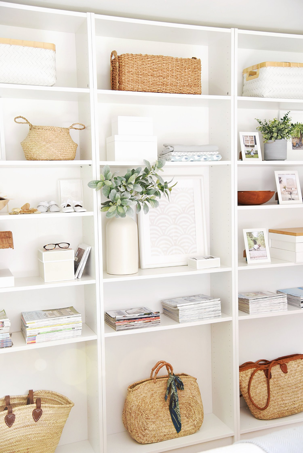 BOOKSHELF STYLING -   12 home accessories Display beautiful ideas