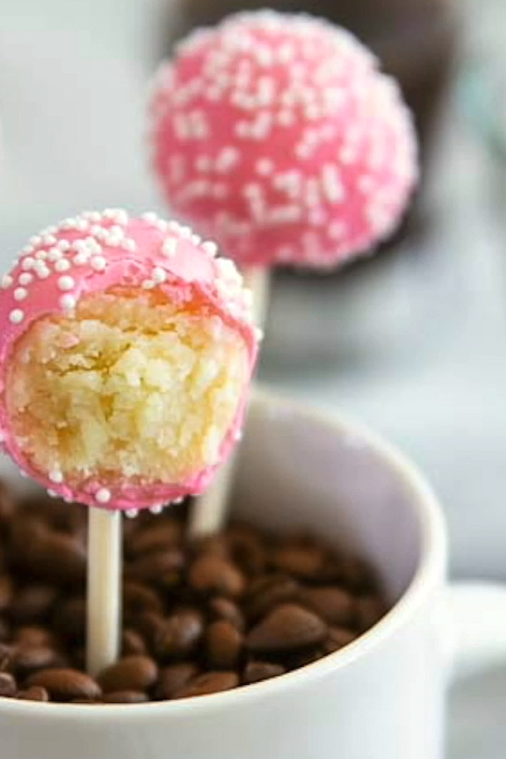 Vanilla Cake Pops (Starbucks birthday cake pop copycat) -   15 cake Pops popcakes ideas