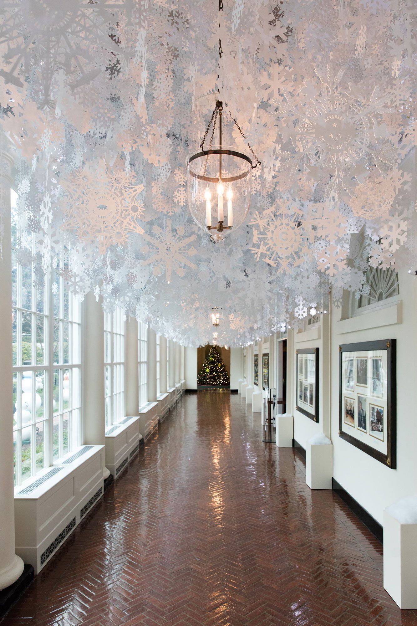 Inside the 2015 White House Christmas Decorations Created by FLOTUS's Favorite Planner, Bryan Rafanelli -   18 room decor Christmas paper snowflakes ideas