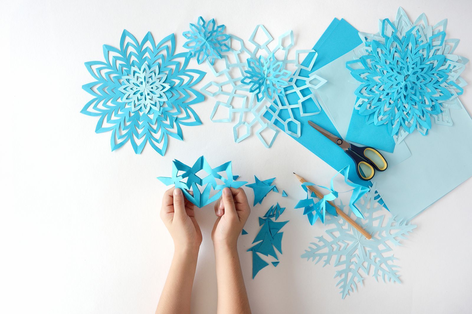 18 room decor Christmas paper snowflakes ideas