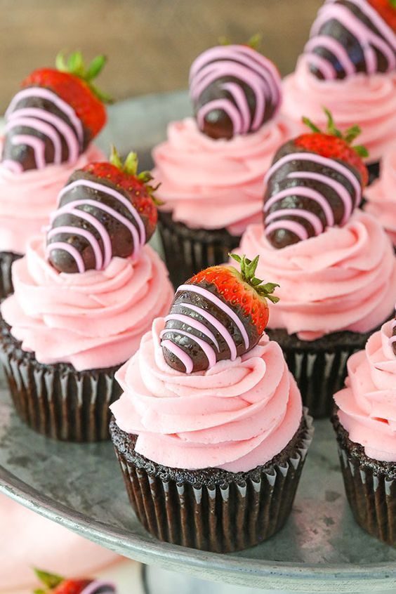 Chocolate Covered Strawberry Cupcakes -   14 cup cake Strawberry ideas