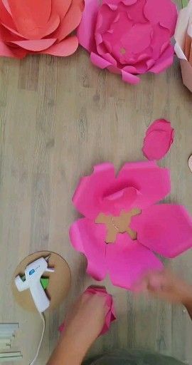 How to make a giant paper flower -   17 diy projects Tutorials paper flowers ideas