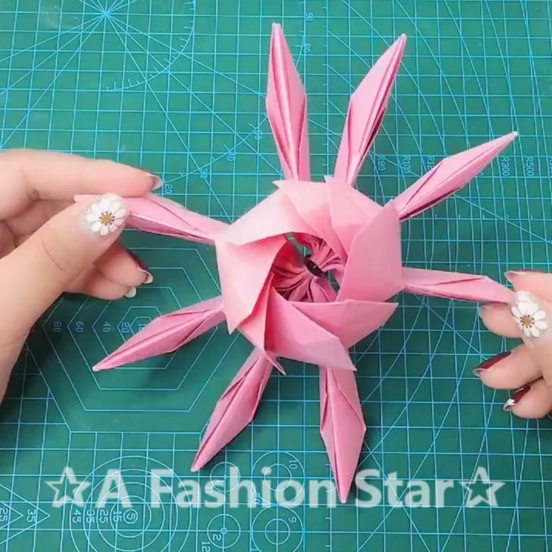 Fold A Paper Flower-DIY?A Fashion Star? -   17 diy projects Tutorials paper flowers ideas