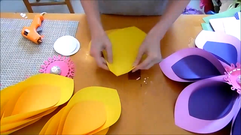 How to Make Giant Hawaiian Paper Flowers -   17 diy projects Tutorials paper flowers ideas